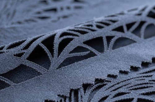 Маталар үшін лазерлік кесудің артықшылықтары және лазерлік басқару жүйелерінің маңыздылығы